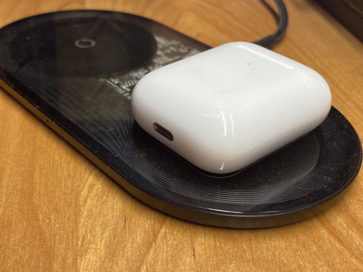 После приобретения AirPods (2-ого поколения) с беспроводным чехлом, сразу же приобрел беспроводную зарядку, удобство на рабочем столе однозначно есть, теперь надежный разъем стал еще более надежным, потому что не используется.