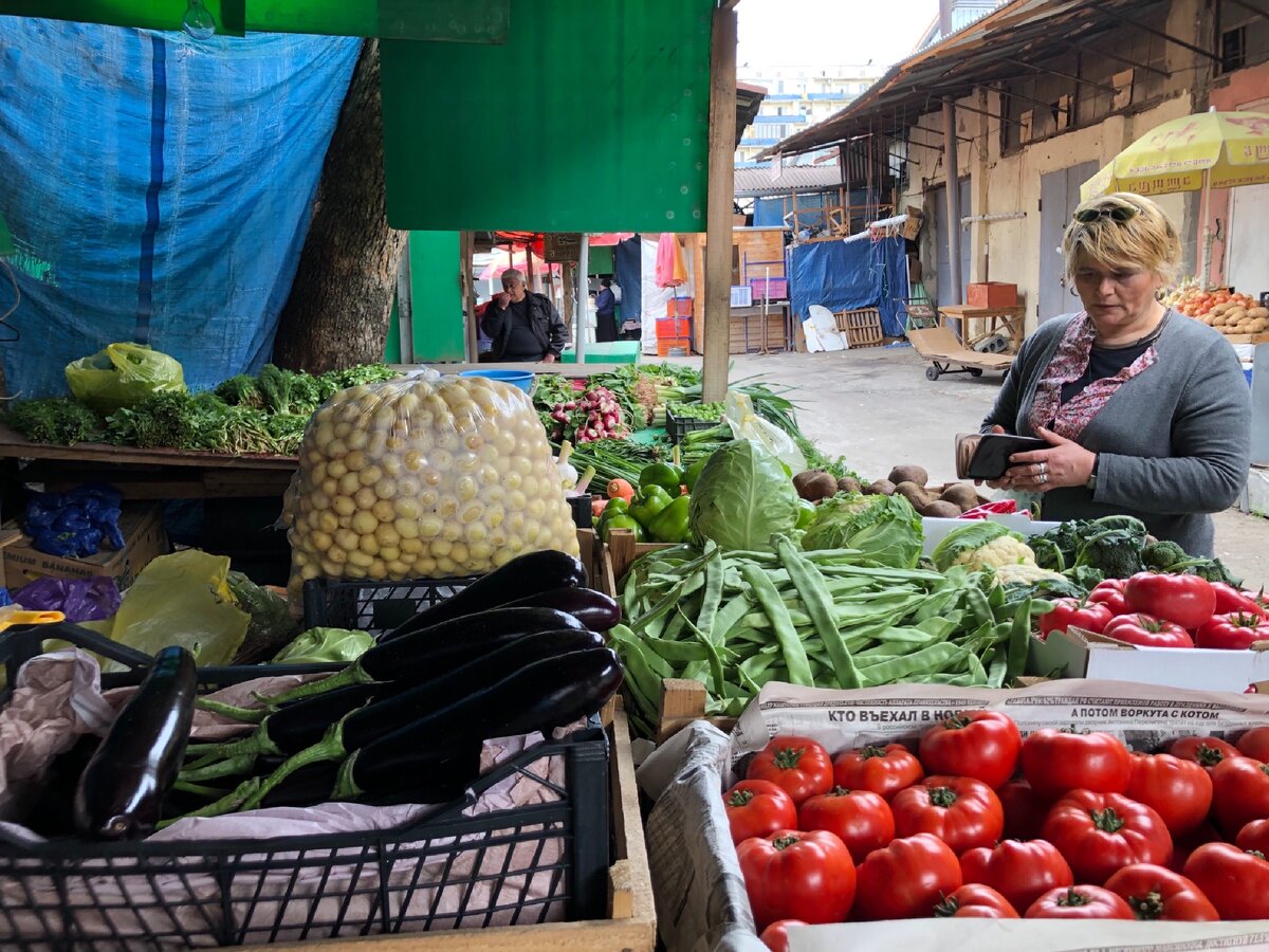 Все тбилисские хозяйки предпочитают покупать продукты здесь. Для них обстановка рынка привычна и не шокирует. Фото из личного архива