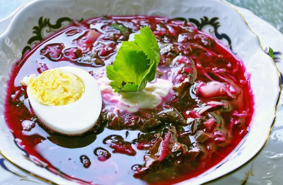 Ботвинья - отличный холодный суп для лета, когда много свекольной ботвы и прочей зелени