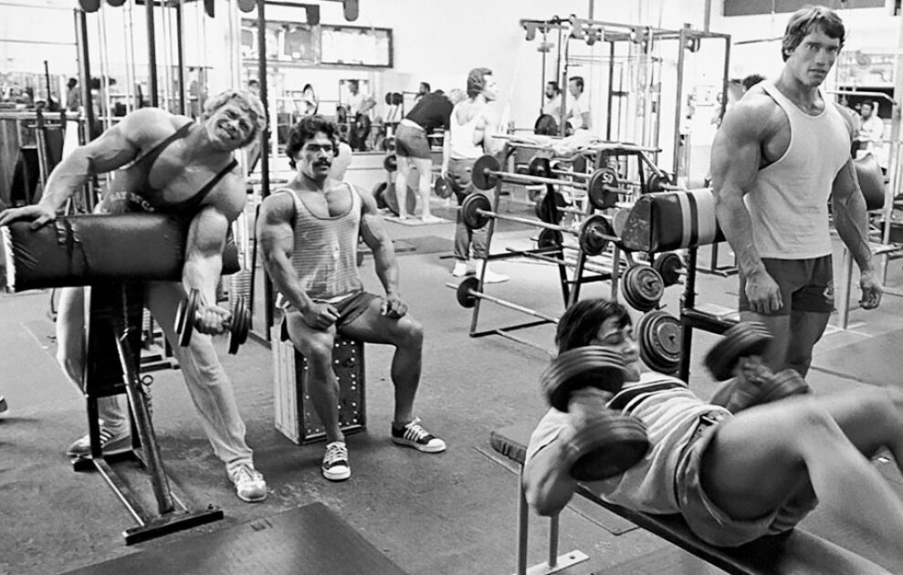 Тренировка арнольда. Арнольд Шварценеггер 80-х. Golds Gym Арнольд. Gold's Gym Шварценеггер. Зал Арнольда Шварценеггера.