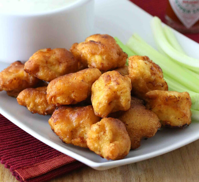 Хрустящие снаружи и мягкие и нежные внутри, эти восхитительные пряные кусочки курицы из попкорна Буффало - это весело делать и весело есть!