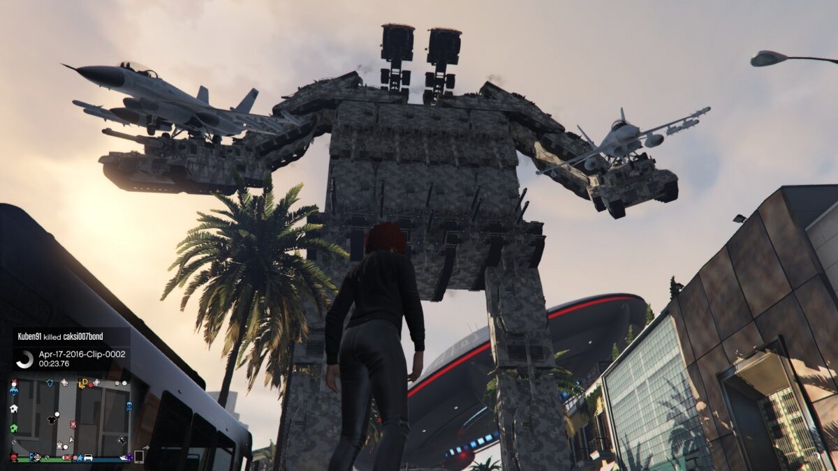 Огромный робот из танков и самолетов в "GTA Online".