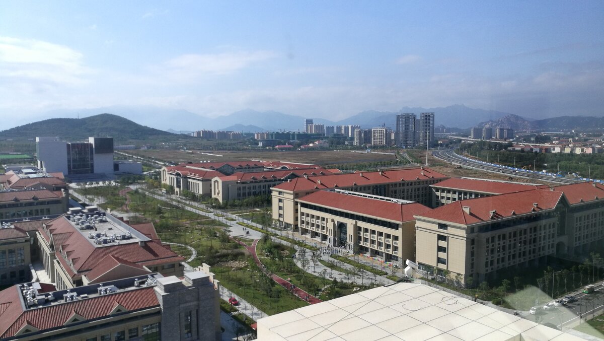 Университет в Циндао, 山东大学, 2018 г., вид с крыши библиотеки (12 этаж). Фото из личного архива автора. 