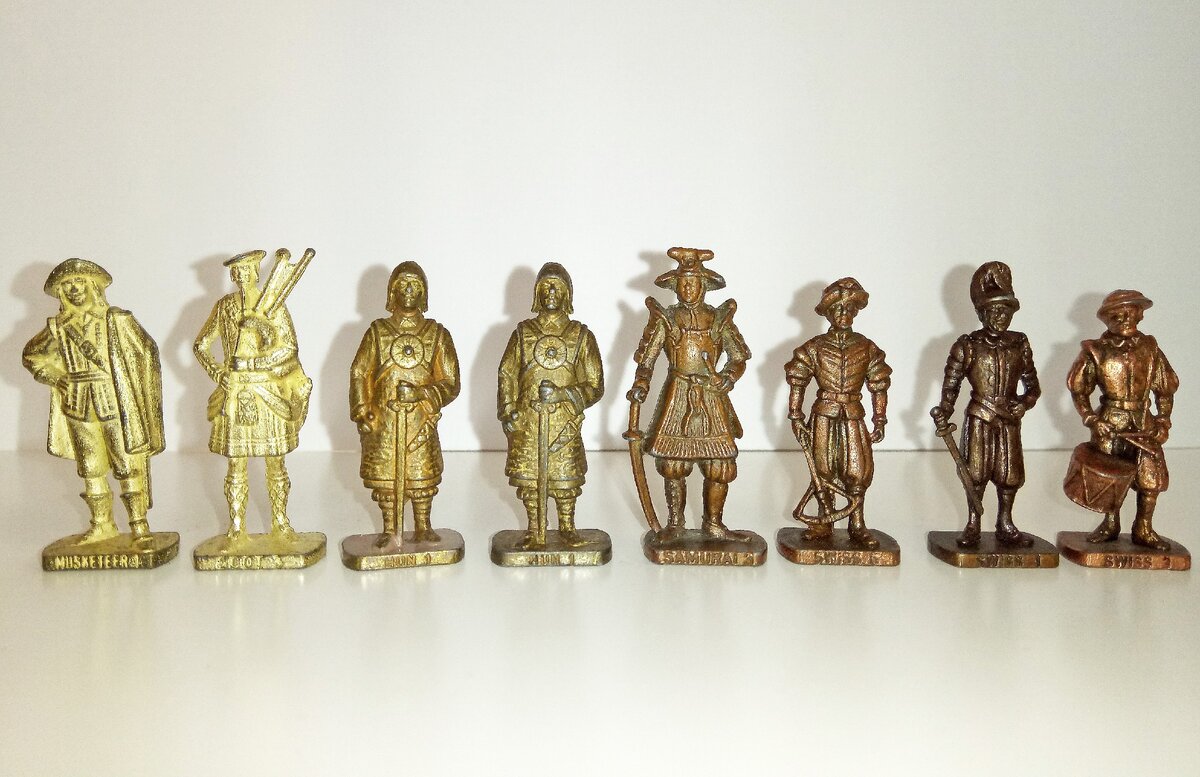 "Гвардия" из Киндеров разных стран и цветов.