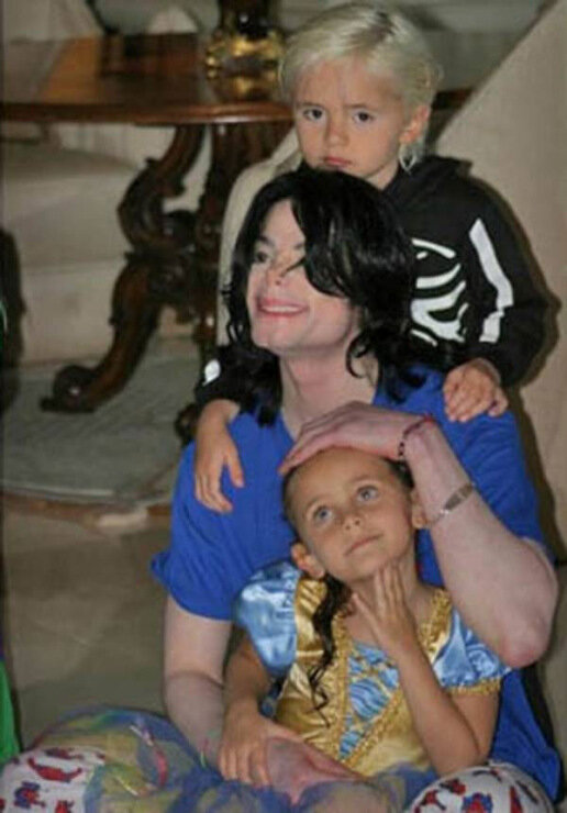 Почему дети Майкла Джексона белые?