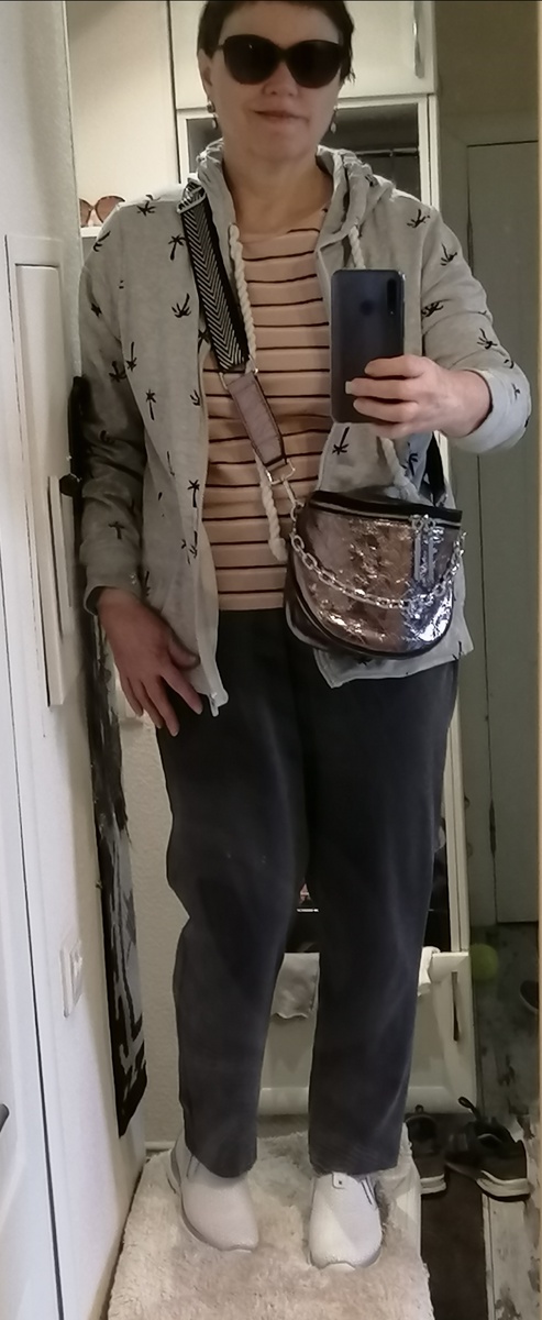 Донашиваю серые брюки, может еще пару недель и на выброс.