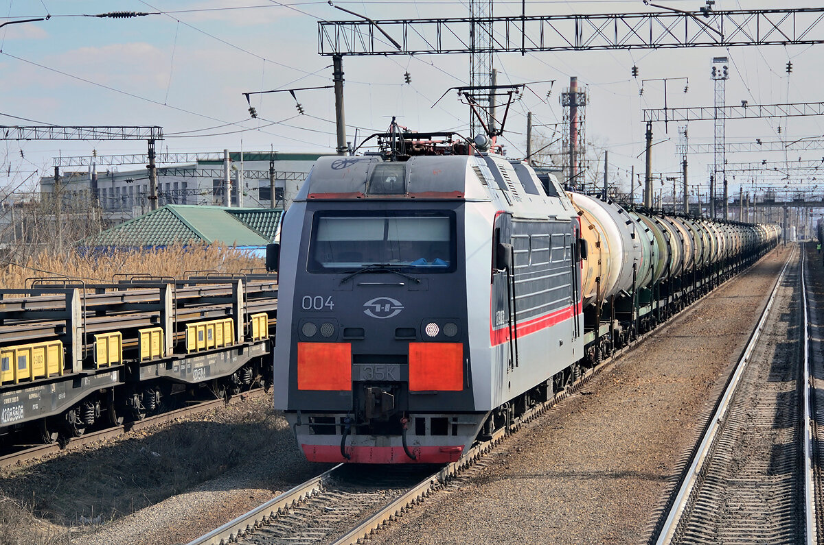 Электровоз Э5К-004 в заводской окраске, 30.05.2016 года, фото с https://trainpix.org/photo, пользователь Stef 