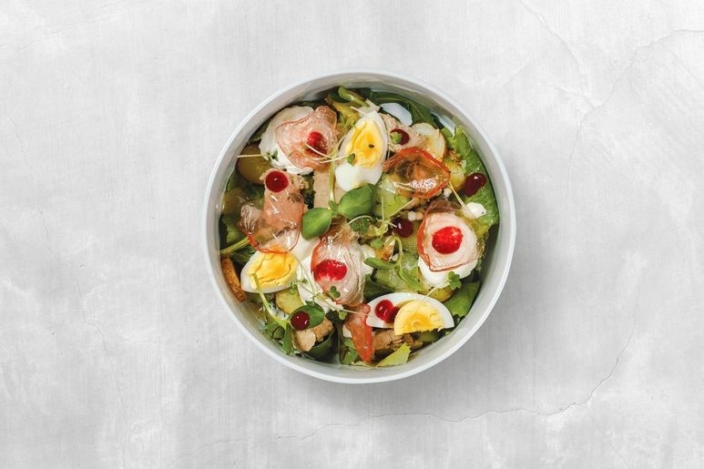 источник https://www.yapokupayu.ru/blogs/post/berem-u-shefa-gotovim-doma-5-prostyh-i-vkusnyh-retseptov-salatov-ot-shefa-povara