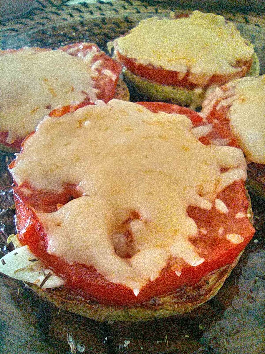 Кабачок с помидором под сыром, готовое блюдо.