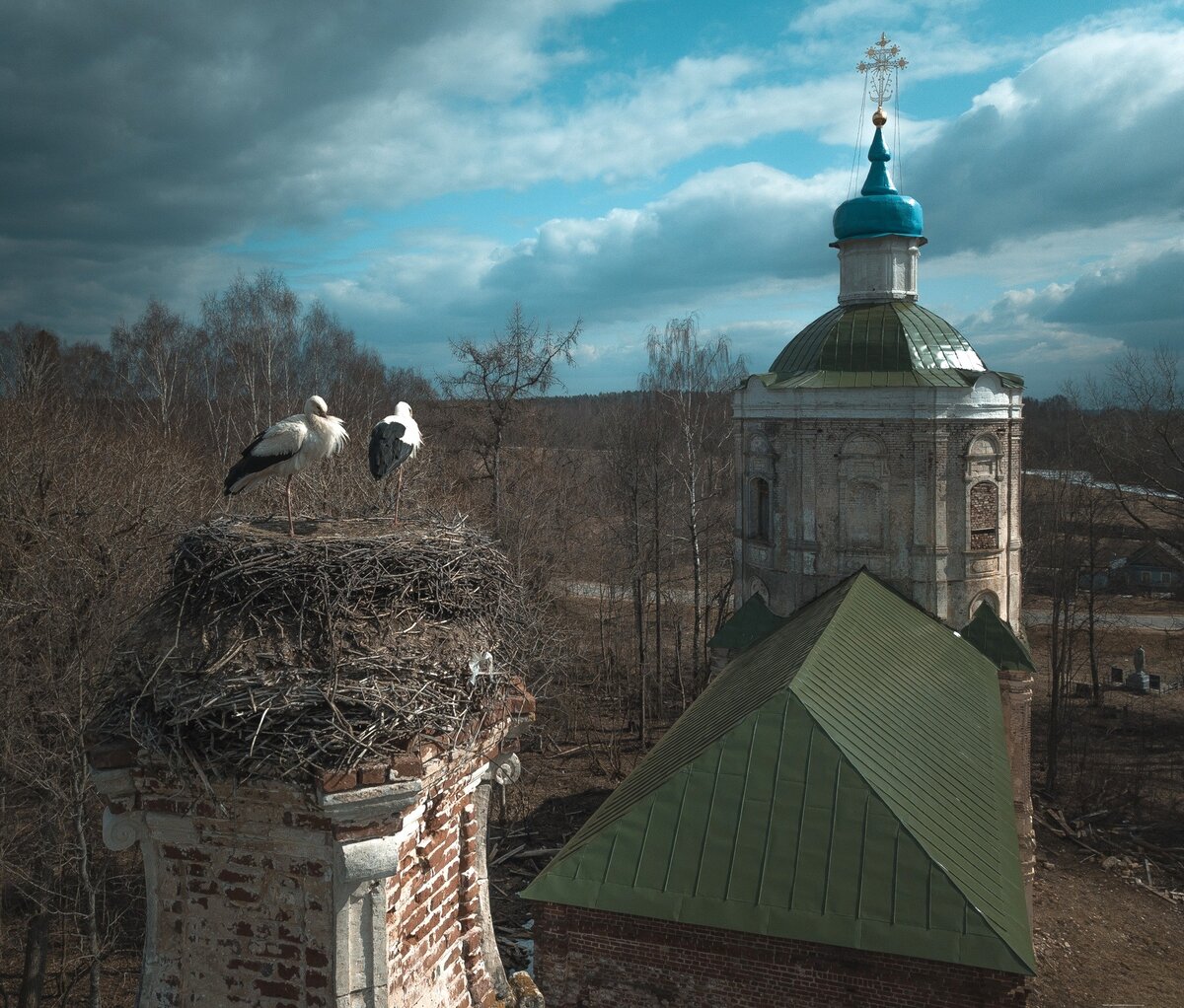 Заброшенная часовня с тремя козырьками