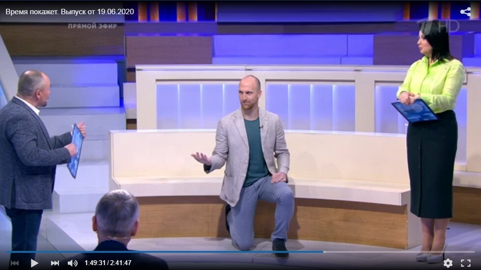 Майкл Васюра, журналист из США, встал на колени в студии российского телевидения...