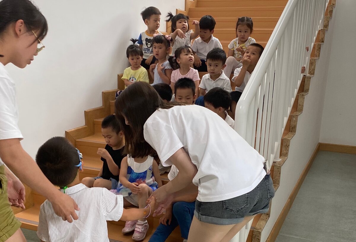 Китайские дети готовятся к видео в честь Дня Отца 