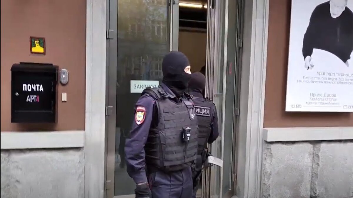 Силовики пришли с обыском в московскую галерею AРT4. В ней проходили выставки Pussy Riot и арт-группы «Война»