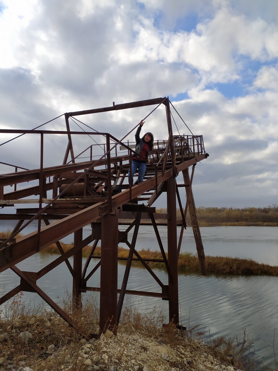 На дону, заброшенный погрузо-разгрузочный комплекс