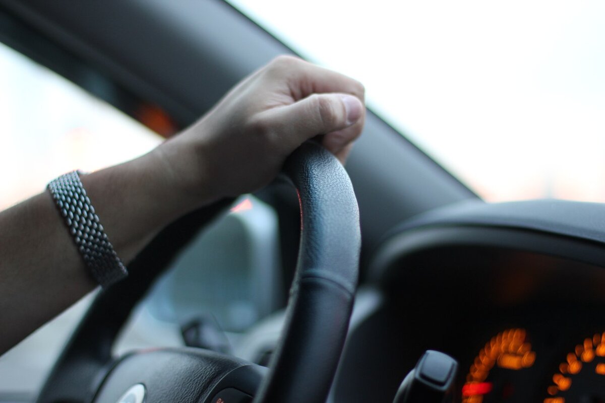 Мне казалось, что это навсегда - эта машина, эти бесконечные путешествия, новые города, дороги, расстояния. Я думала, что этот темп жизни, когда мы практически не убирали чемоданы, никогда не спадёт. Теперь я смахиваю пыль с чемоданов, а при мысли о поездке куда-то далеко я открываю не карты, а сайты бронирования билетов у авиаперевозчиков