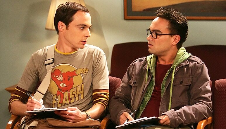 Слева Джим Парсонс, справа Джонни Галеки. (1 сезон, 1 серия)