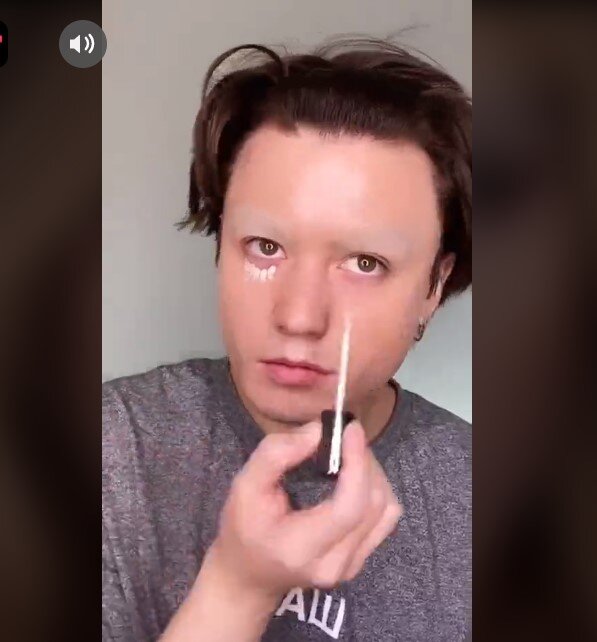Семен Земсков наносит грим. Оцените плотность покрытия тонального крема - почти незаметными становятся даже борода и усы блогера😁