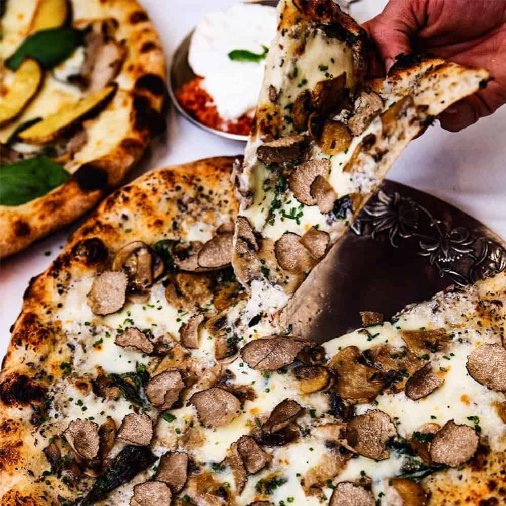 Пицца Truffle squad. Фото: @napoligang.uk