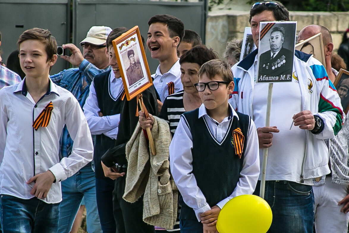 1. Старокрымские школьники  в колонне Бессмертного полка.