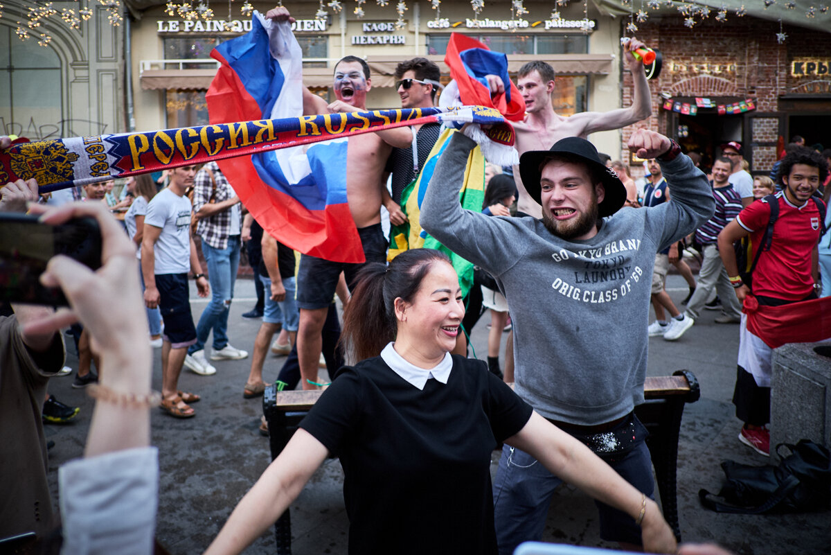 фанат спартака с фаером. фанаты а4. трибуны для зрителей. футбольные болельщики. плакаты болельщиков футбола.