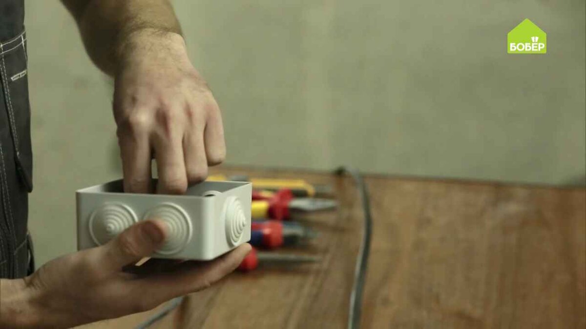 Откройте распределительную коробку и вытащите из неё уплотнитель и крепёжные винты, которые находятся внутри.