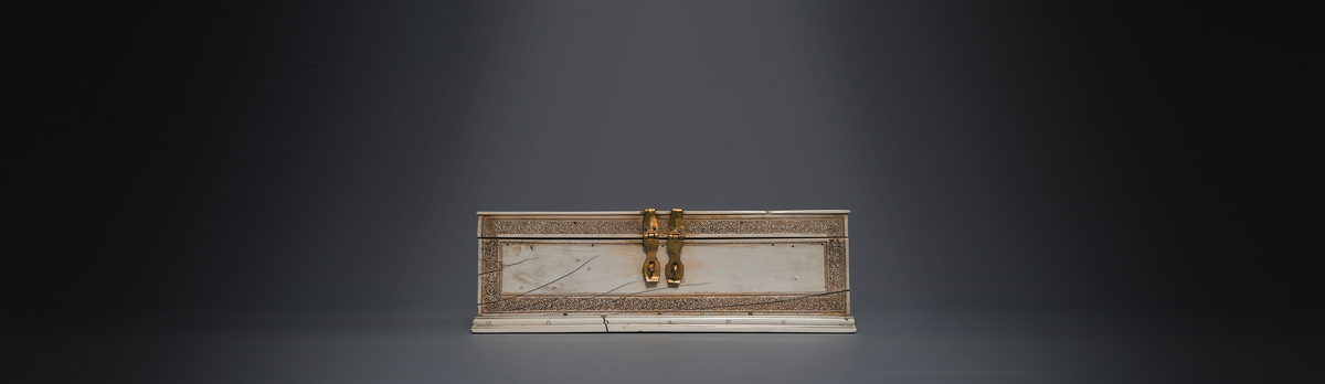 Она открыла шкатулку, а внутри…