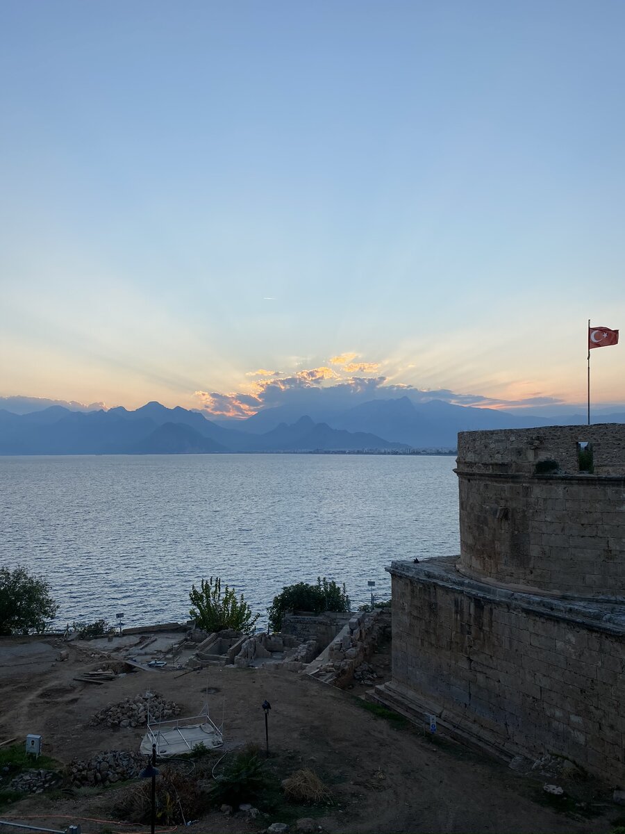 Вид на море с террасы ресторана.