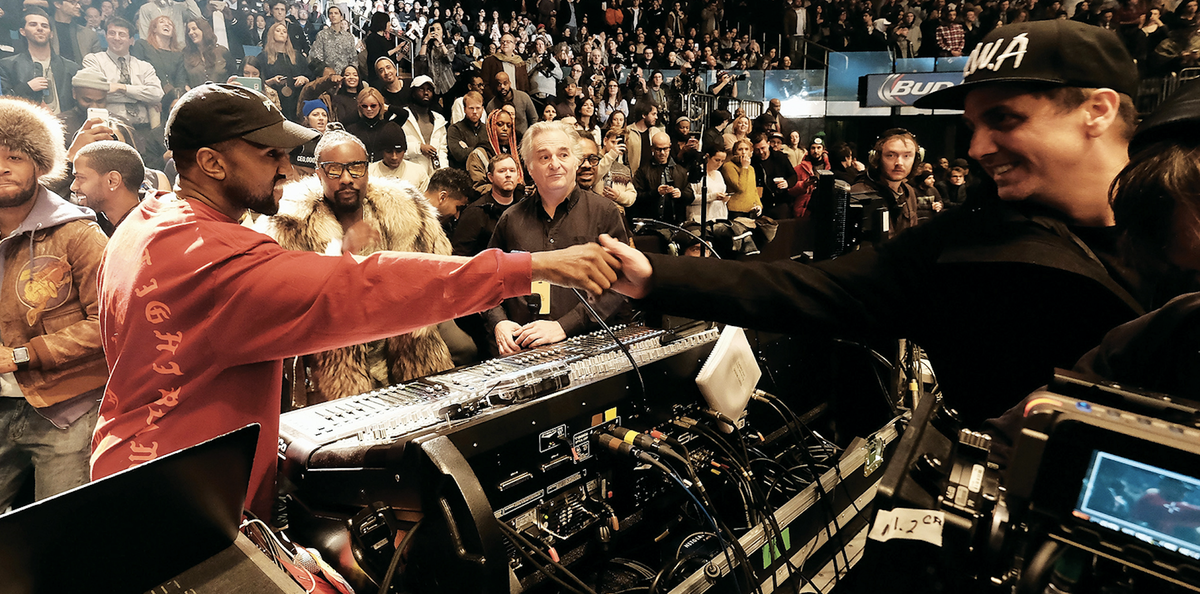 Слева - Kanye West, справа - Mike Dean.