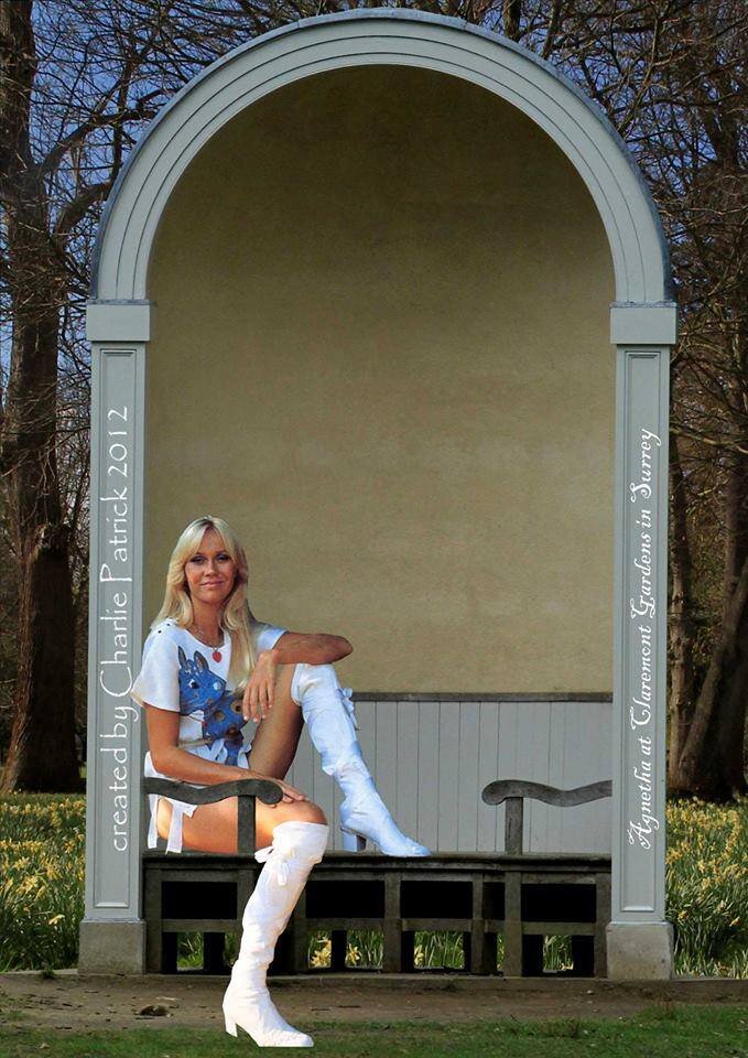 Романс "Я улыбнулся судьбе" 
Я улыбнулся судьбе под облаками,
Вечность в небесах,вечность в глазах,
Ангел рядом,машу тебе руками,
Уснул в своих мечтах.

Мир чудесный вокруг,ты улыбнулась,
Тебя увидел я во сне,
На перекрёстке ты обернулась,
Слышу Вселенную в тишине.

Ирония моя,мне звёзды подмигнули,
Твой голос,твои глаза.
Счастливые мгновения жизни промелькнули,
Всё так же загадочна Луна.

10.06.2018 год.