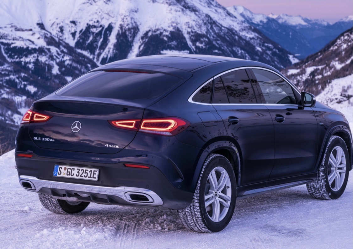 Москва. Годовые результаты в очередной раз подтвердили неоспоримое лидерство Mercedes-Benz в премиальном сегменте в России и во всем мире, продемонстрировав уверенный рост объемов продаж автомобилей Mercedes-Benz, несмотря на отчетливую негативную тенденцию рынка. В течение года клиентам марки в России было передано 44373 автомобиля, включая 42046 легковых автомобилей (вкл. 1767 единиц V-Класса и 549 X-Класса), 1581 малотоннажных автомобилей и 746 автомобилей smart. Лидирующие позиции в своих сегментах заняли автомобили E-, GLC- и GLE-Классов. 