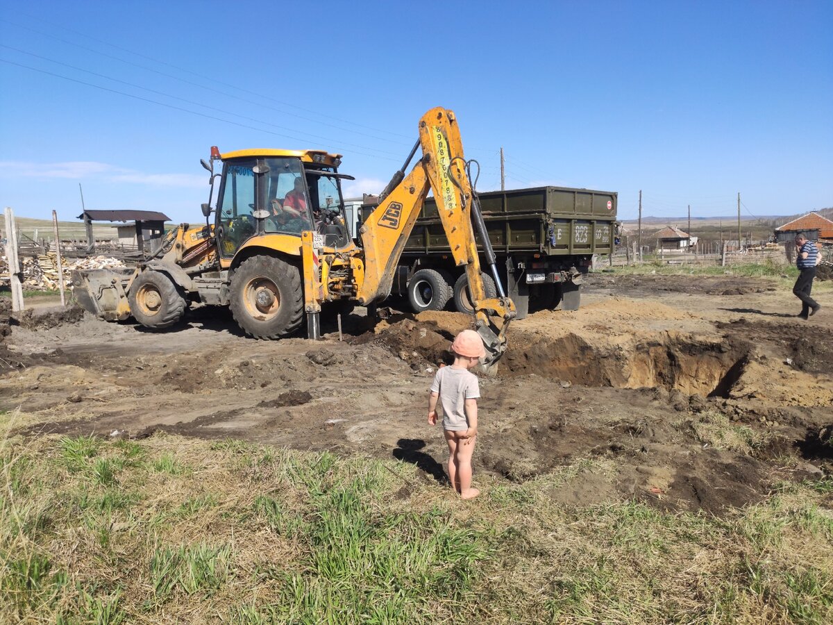 Детям очень интересен процесс, некоторые н успели даже трусы надеть... :)