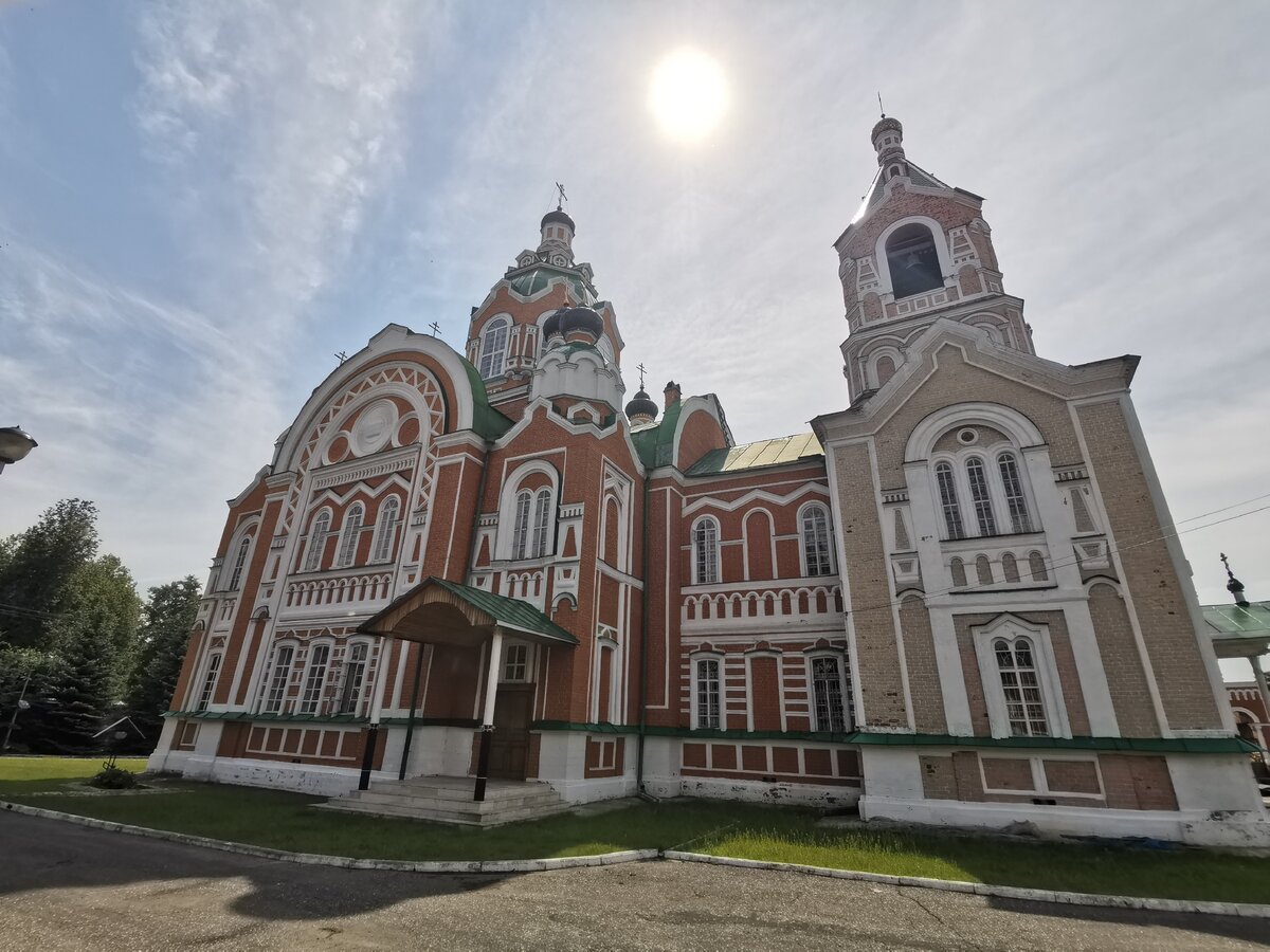 Посёлок со своим собственным замком, резными наличниками, морем черники, среди лесов, полей и озёр.