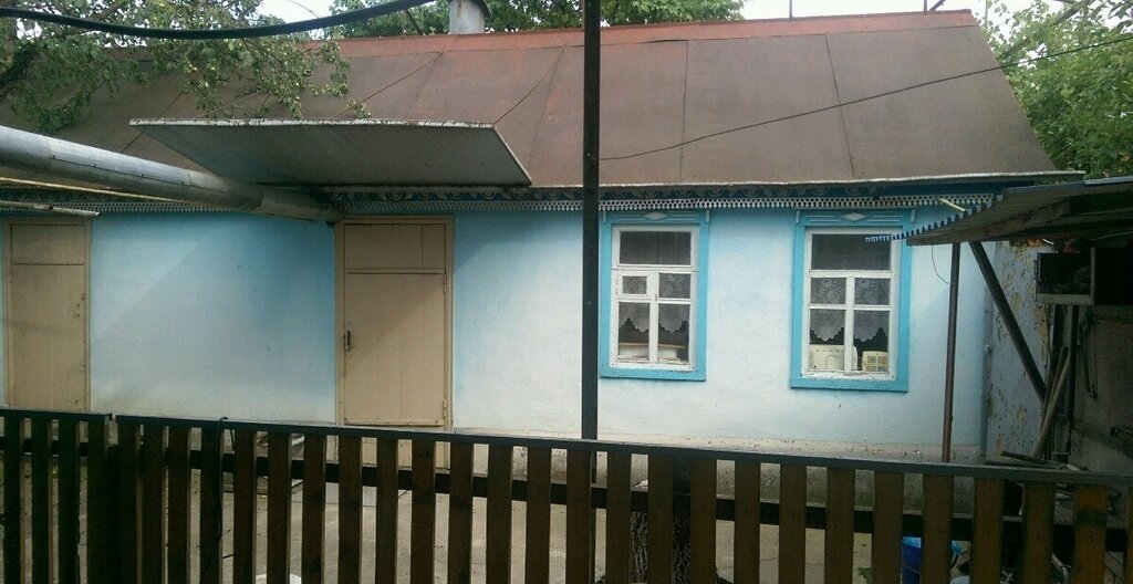 Фото из Интернета. Вот в такой маленькой хатёнке жили наши родственники. В ней было всего две комнатки. Но многочисленным родственникам всегда находилось место и тарелка вкусного борща.