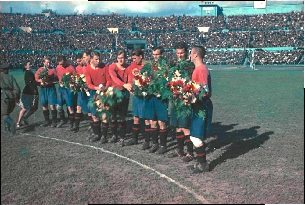 Футболисты ЦДКА на поле, 1952. Команда ещё не расформирована / http://footballinussr.fmbb.ru/