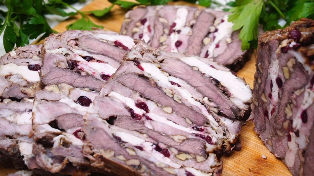Сайт калниной. Мясо на праздничный стол. Блюда из мяса на праздничный стол. Буженина на праздничный стол. Нарезка буженина на праздничный стол