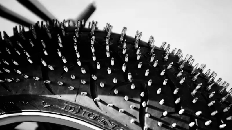 шипованное саморезами колесо HONDA CB400