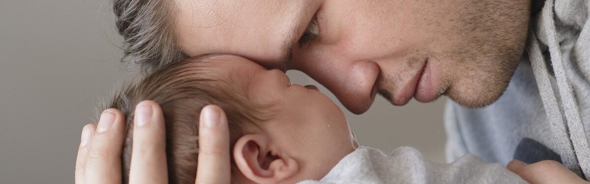 Как папа может установить контакт с малышом и ощутить эмоциональную близость с ним, какую функцию в семье он может выполнять, чем отличаются процессы воспитания мальчиков и девочек.