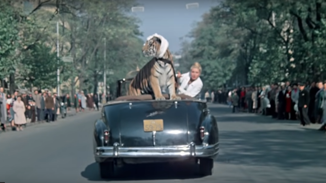 Кадр из советской комедии "Полосатый рейс"