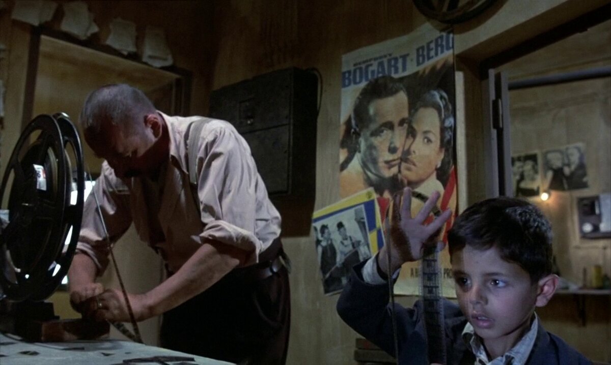 Кадр из фильма "Новый кинотеатр Парадизо" (1988)