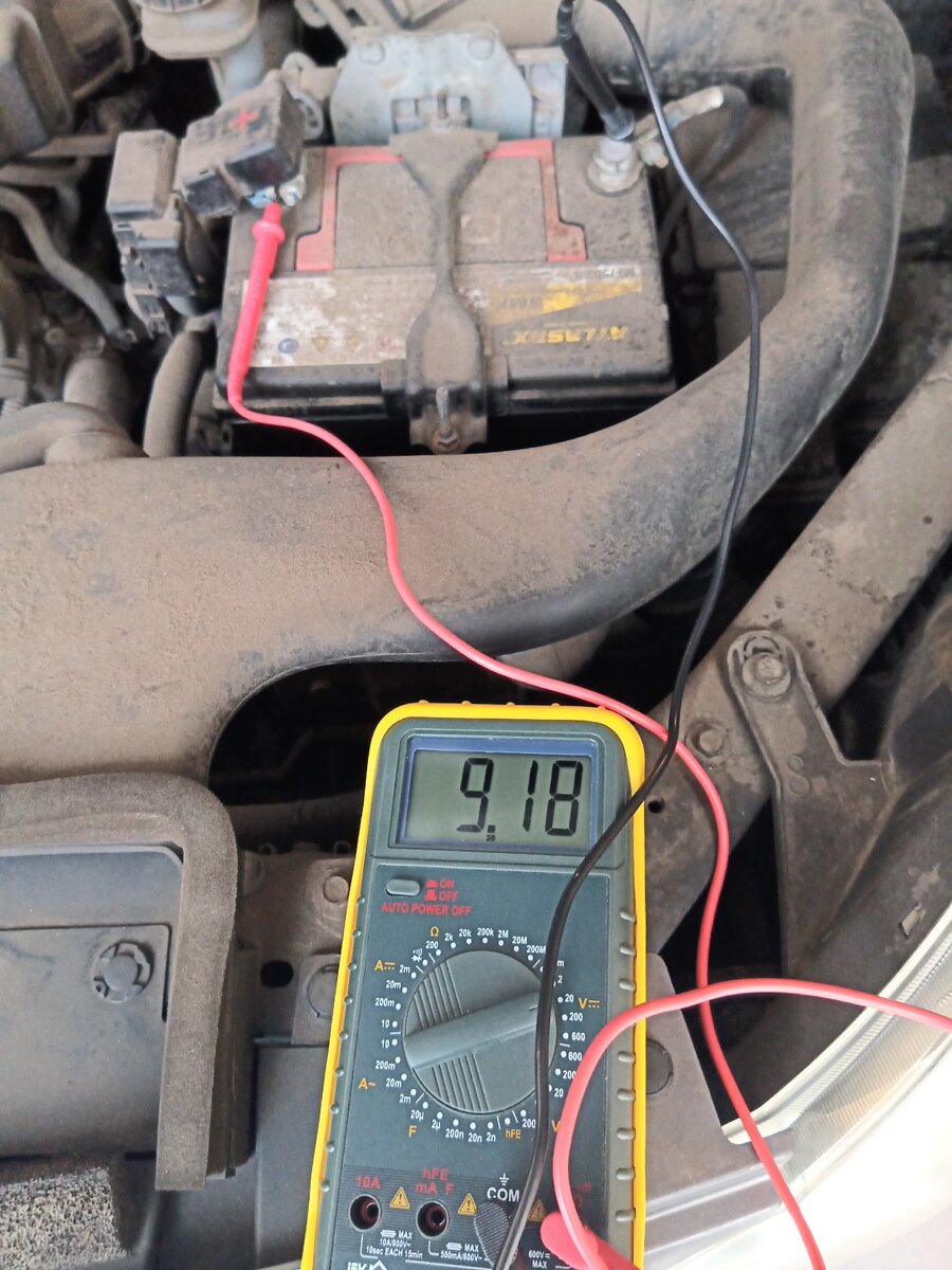 Мультиметр показывает 9В, но машина заводиться не хочет. Фото автора.