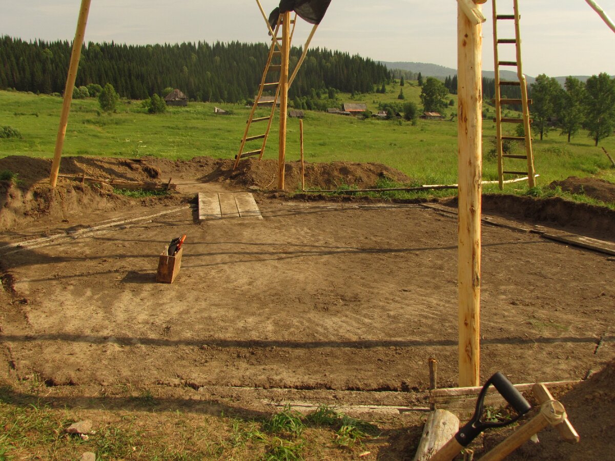 Начало - шестигранный фундамент из обломков школы.