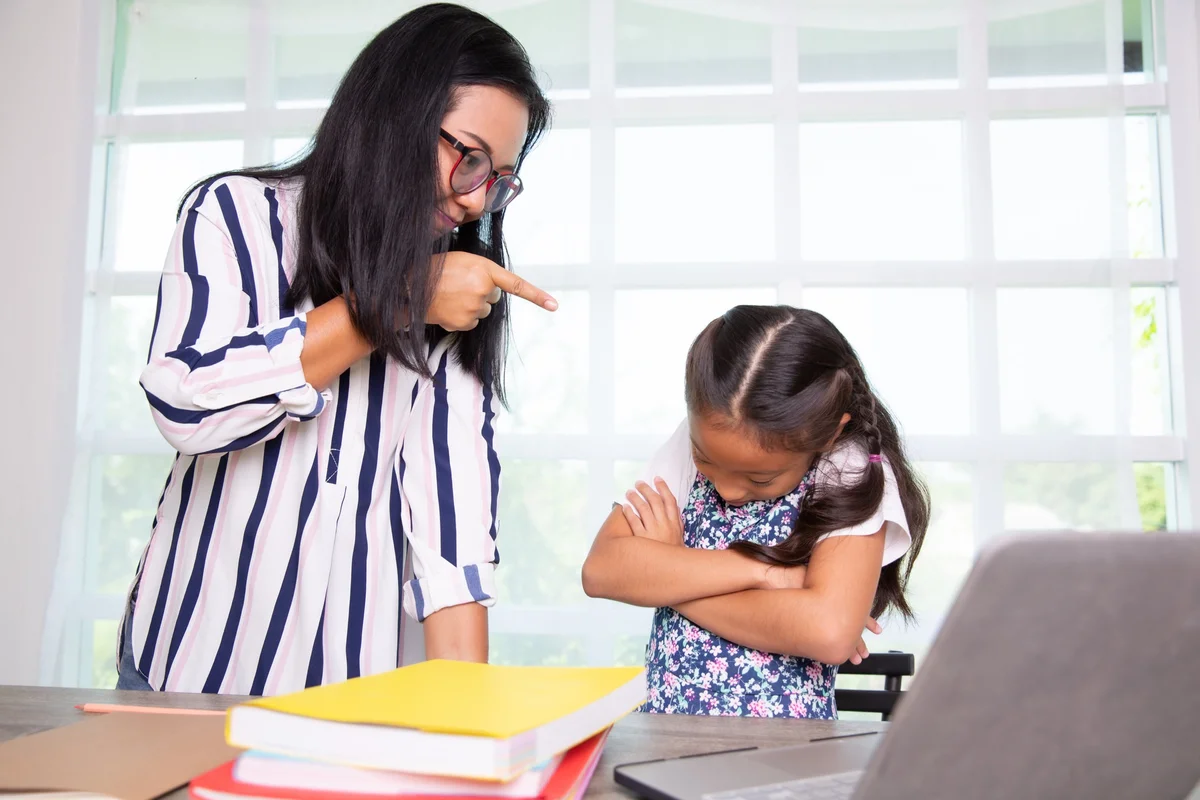 The teacher said to the student. Учитель ругает ребенка. Фото педагога с детьми. Учитель ругается на ученика. Учитель ругает ученика картинка