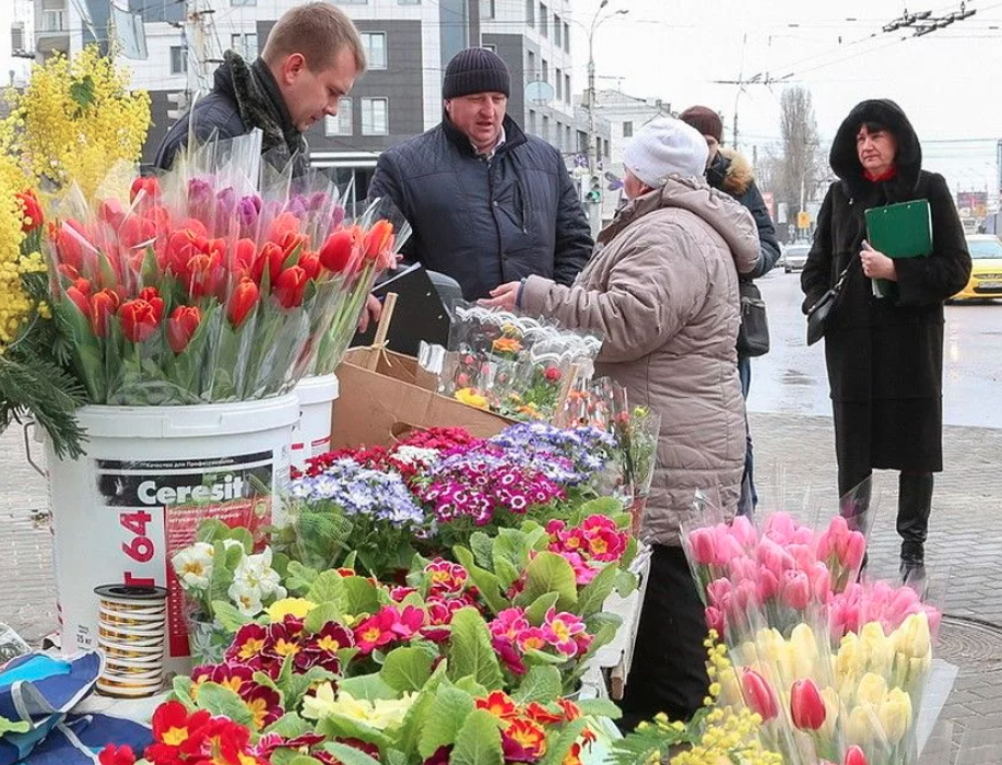 Уличная торговля цветами. Торговля цветами Россия. Место для торговли тюльпанами. Какими цветами торгуют