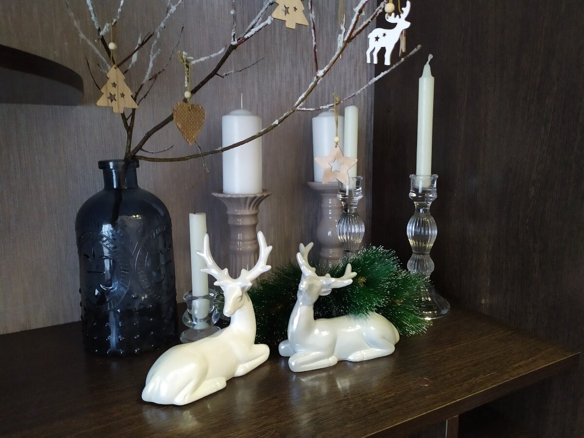 Фото автора. Тут из Фикс-Прайса - не только олени, но и серые доломитовые подсвечники, и ваза-бутылка из сиинего стекла, и фанерные подвесные фигурки на ветке. Свечи и стеклянные подсвечники - из Магнит-Косметик. 