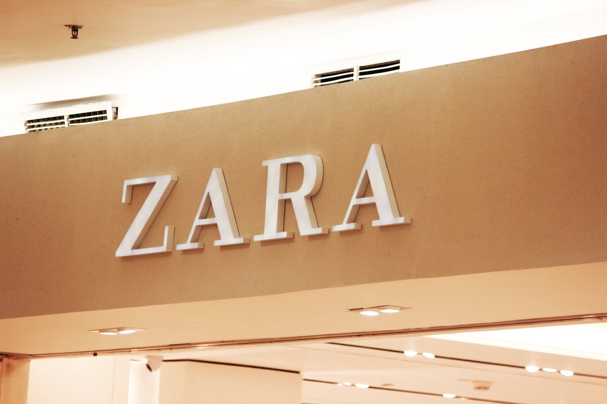 Вывеска магазина ZARA