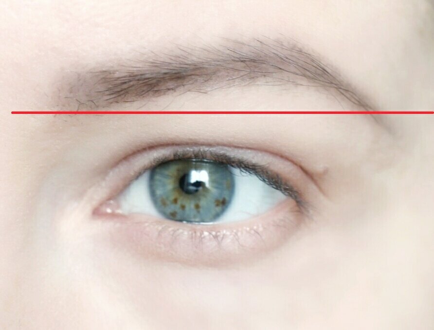 "Хвостик" брови расположен слишком низко