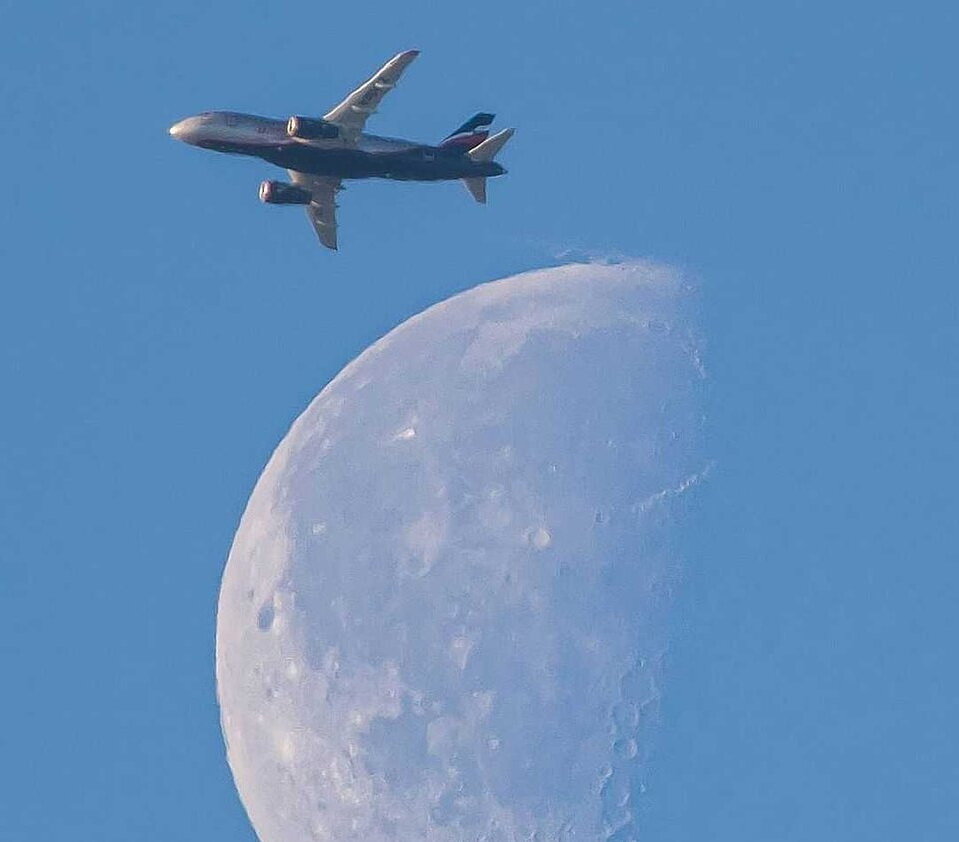 "Полет над Луной! (фото из открытых источников).