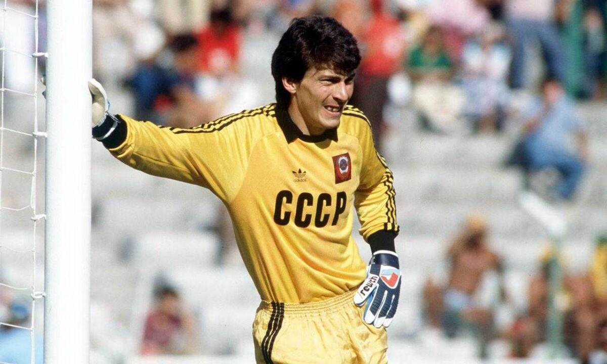 Ринат Дасаев защищает ворота родной страны.