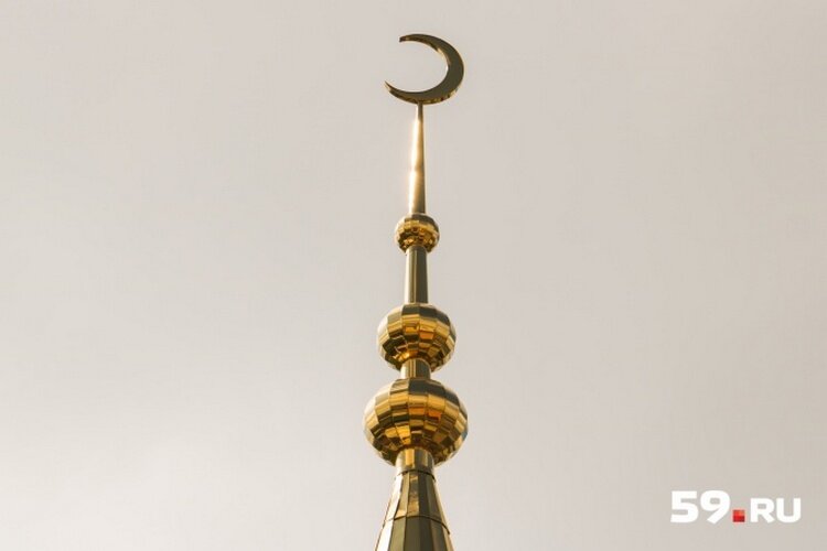 
Известно, что в исламе луна означает божественность, светлое начало, а в сочетании со звездой— рай. Фото: Сергей Федосеев