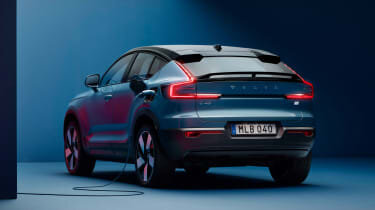 
C40 разделяет платформу CMA XC40 и некоторые из ее основных размеров, в частности колесную базу, которая идентична. Действительно, Volvo приводит одинаковые показатели пространства для ног сзади для обоих автомобилей, хотя более агрессивная линия крыши C40 сокращает примерно на 6 см пространство для головы, предлагаемое задним пассажирам. Однако объем багажника кроссовера 413 литров такой же, как и у внедорожника - и у него также есть такая же «передняя часть» под капотом; дополнительная емкость 31 литр - идеальное место для хранения зарядных кабелей.